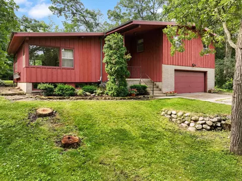 1000 Ridgewood Dr, Stoughton, WI 53589