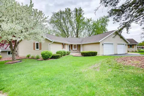 102 Oxford Ln, Cambridge, WI 53523
