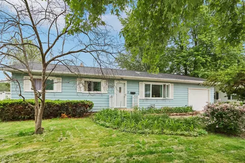 1526 Greenwich Ln, Janesville, WI 53545