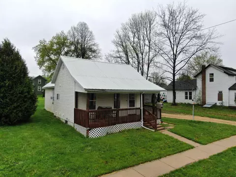 208 Erickson St, Elroy, WI 53929