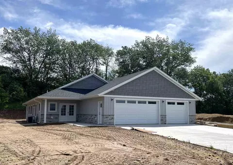38090 Red Cedar Cir, Prairie Du Chien, WI 53821
