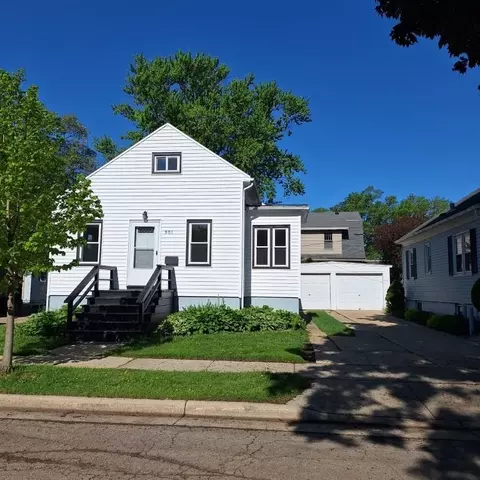 906 Lake Ct, Madison, WI 53715