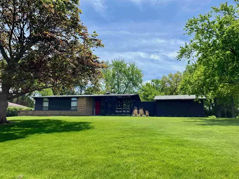 2542 Laundale Dr, Beloit, WI 53511