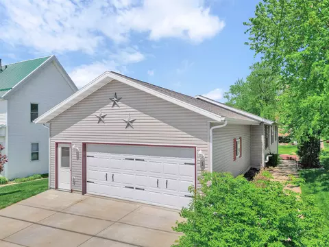 10984 Ridge St, Blue Mounds, WI 53517