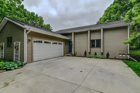 1 Sandlewood Cir, Madison, WI 53716