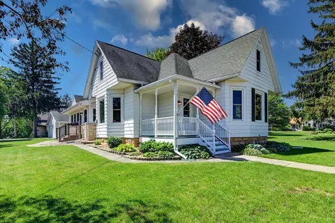 605 E Main St, Mount Horeb, WI 53572