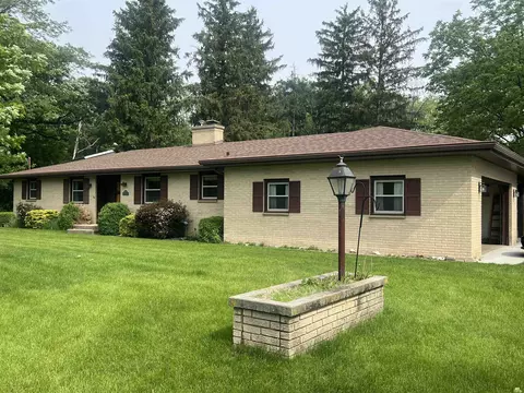 2209 Moccasin Trl, Beloit, WI 53511