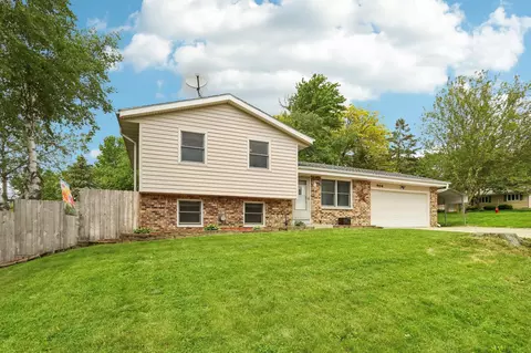 904 Valley Dr, Watertown, WI 53098