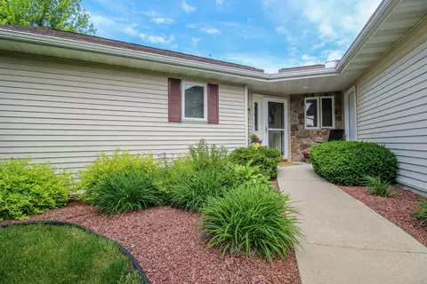 590 Country Ln, Cambridge, WI 53523