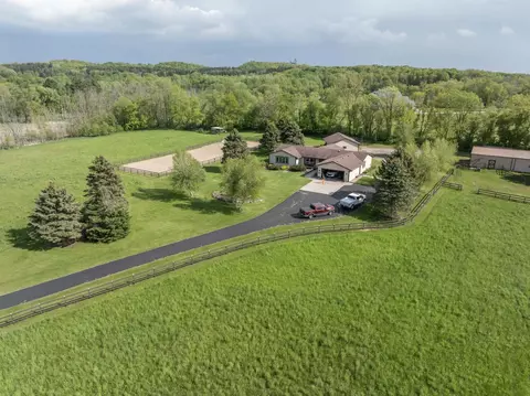 6039 Shannon Rd, Hartford, WI 53027