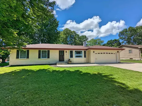 19 W Elizabeth St, Milton, WI 53563