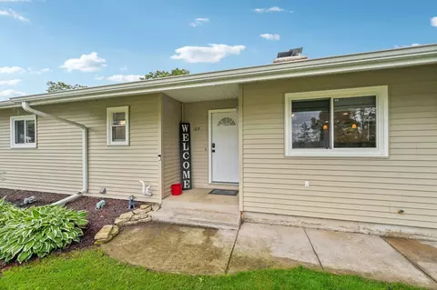109 Old Settlers Trl, Poynette, WI 53955