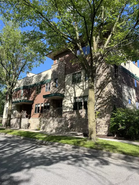 3213 Glacier Ridge Rd, Middleton, WI 53562