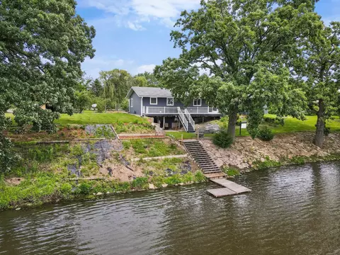 7105 N Shore Dr, Belleville, WI 53508