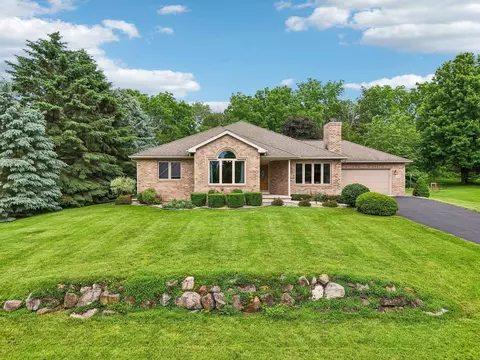 1742 Lunde Cir, Stoughton, WI 53589