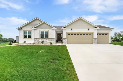 411 Crestview Ln, Lake Mills, WI 53551