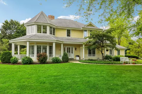 870 Hawks Ridge Rd, Brookfield, WI 53045
