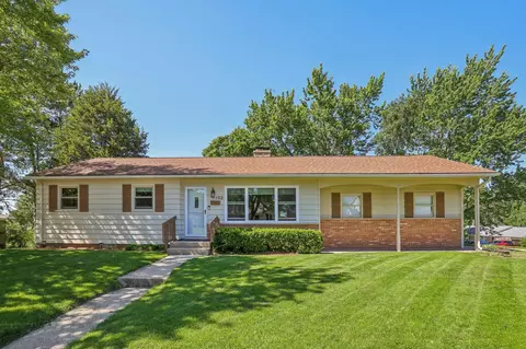 102 W Hilltop Trl, Fort Atkinson, WI 53538