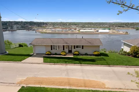 1005 Hiawatha Dr, East Dubuque, IL 61025