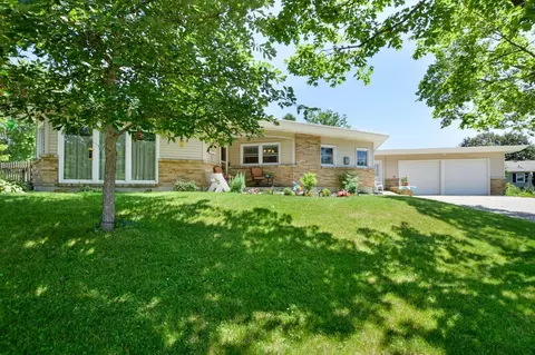 100 Pleasant Dr, Waunakee, WI 53597