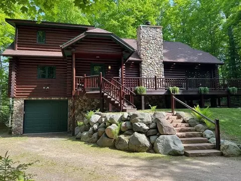 7101 Colonial Ln, Land O Lakes, WI 53540