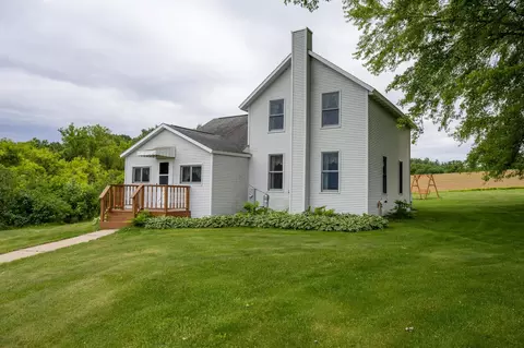 w9695 Wisconsin 82, Elroy, WI 53929