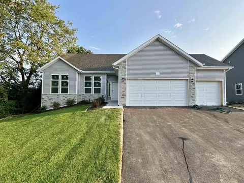 527 E Maple Beach Dr, Edgerton, WI 53534