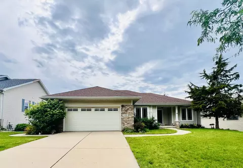 906 Eagle Crest Dr, Madison, WI 53704