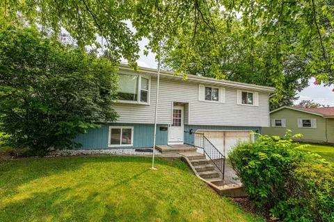 911 S University Ave, Beaver Dam, WI 53916