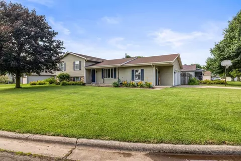 476 S Ventura Ln, Whitewater, WI 53190
