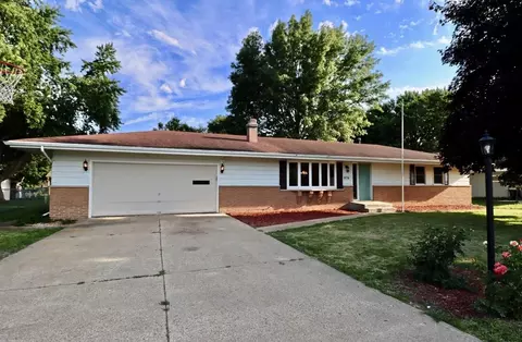 878 E Azalea Ter, Beloit, WI 53511