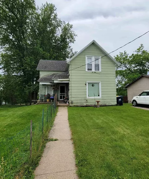107 W Elroy St, Elroy, WI 53929