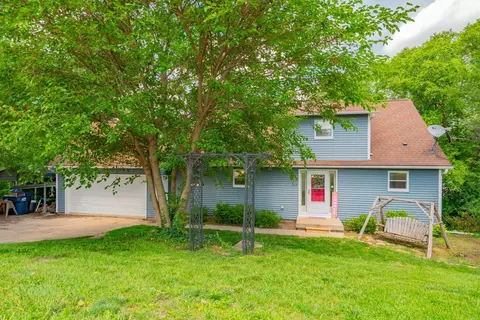 212 Knoll Ct, Deerfield, WI 53531