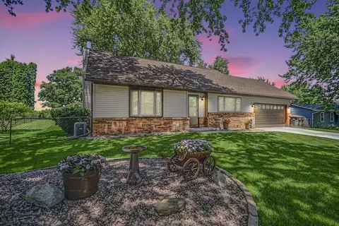212 Pocahontas Ln, Deforest, WI 53532