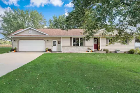 s9532 Center Street, Prairie Du Sac, WI 53578