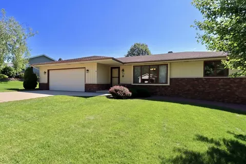 1422 Camelot Dr, Janesville, WI 53548