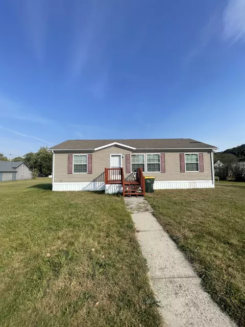 107 S 5th St, Avoca, WI 53506