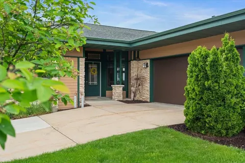 18 Hawks Landing Cir, Verona, WI 53593