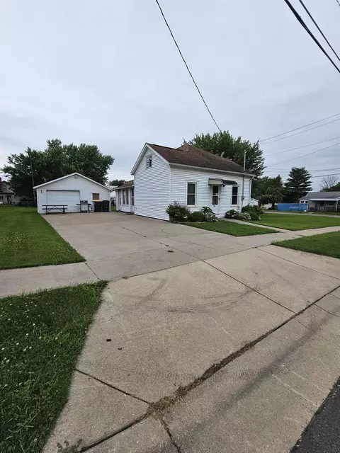 418 W Bluff St, Cassville, WI 53806