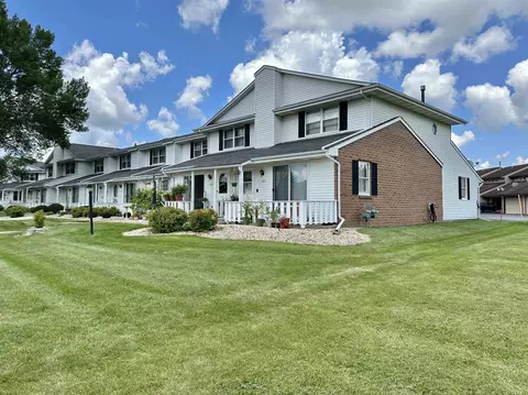 1422 Canyon Dr, Janesville, WI 53546