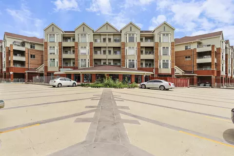 301 Harbour Town Dr #327, Madison, WI 53717