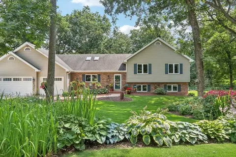 2655 Oak Crest Cir, Sun Prairie, WI 53590