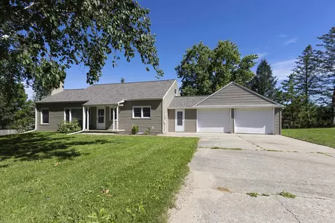 832 High St, Oconomowoc, WI 53066