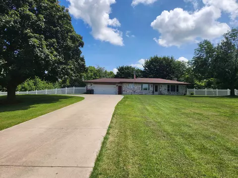 n682 Wishing Well Lane, Fort Atkinson, WI 53538