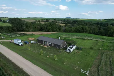 693 Joes Ln, Platteville, WI 53818
