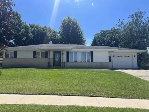 208 Woodland Beach Rd, Lake Mills, WI 53551