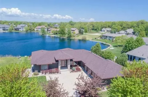 1001 Crown Pointe Cir, Suamico, WI 54173