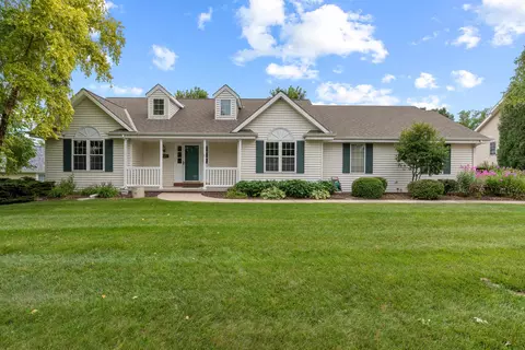 1251 Williams Dr, Mukwonago, WI 53149