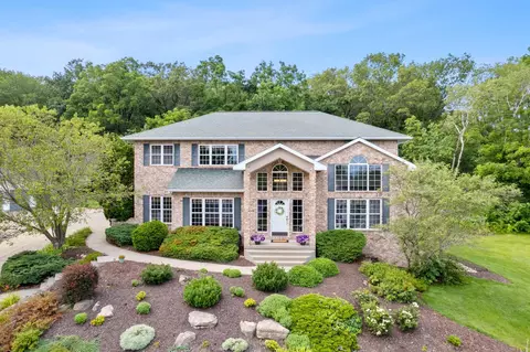 634 Bascom Hill Dr, Baraboo, WI 53913