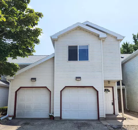 925 Rockefeller Ln, Madison, WI 53704